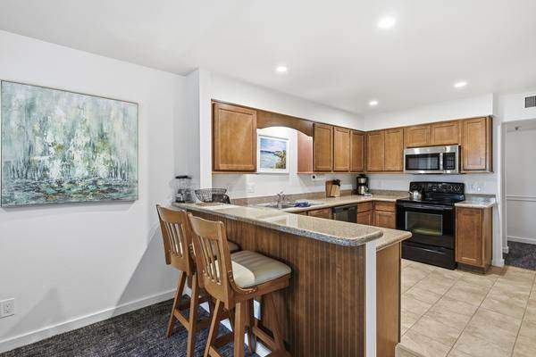 Full kitchen with breakfast bar